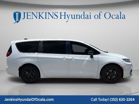 Used 2024 Chrysler Pacifica Limited w/ Uconnect Theater Family Group FWD image 2