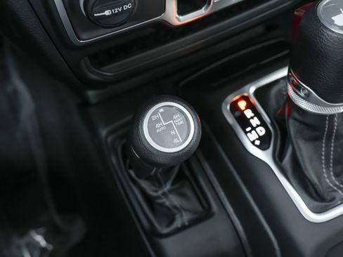Used 2025 Jeep Wrangler Unlimited Sahara AWD/4WD image 17
