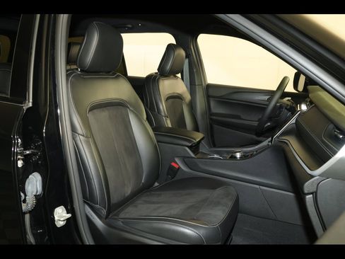 Used 2023 Jeep Grand Cherokee Altitude image 28