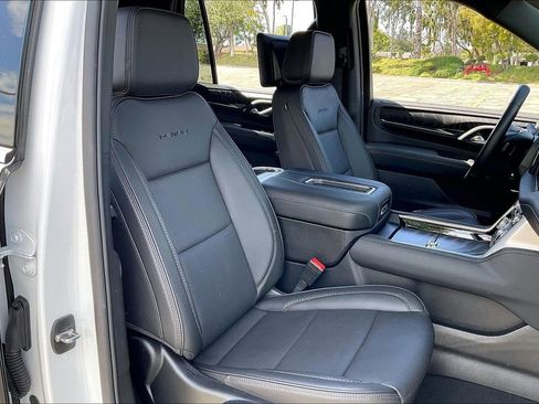 Used 2024 GMC Yukon Denali w/ Advanced Technology Package image 9