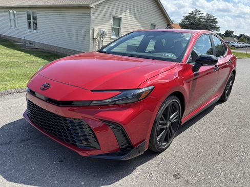 Used 2026 Toyota Camry Hybrid w/ Multimedia Upgrade Package FWD image 8