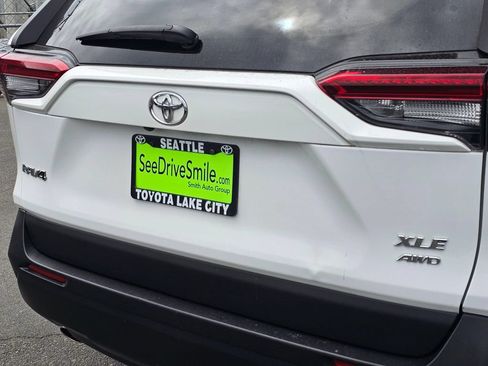 Used 2019 Toyota RAV4 XLE w/ Carpet Mat Package AWD/4WD image 13