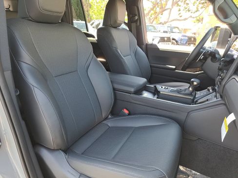 Used 2026 Lexus GX 550 w/ Accessory Package (31) AWD/4WD image 10