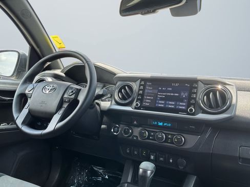 Used 2022 Toyota Tacoma TRD Off-Road w/ Technology Package AWD/4WD image 14