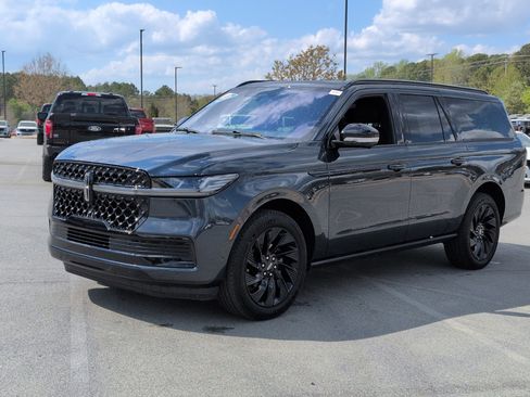 Used 2025 Lincoln Navigator L Reserve w/ Jet Appearance Package image 4