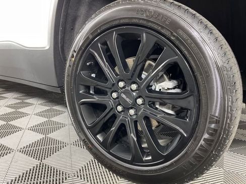 Used 2023 GMC Acadia SLT w/ Elevation Edition image 14