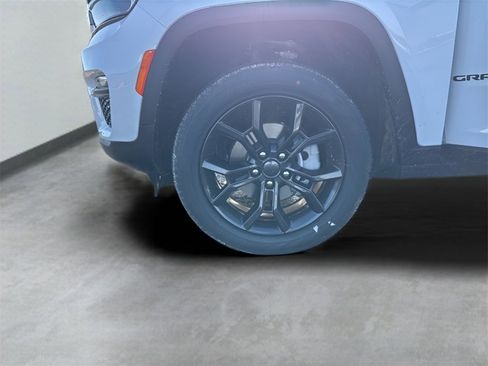 New 2025 Jeep Grand Cherokee Limited image 38