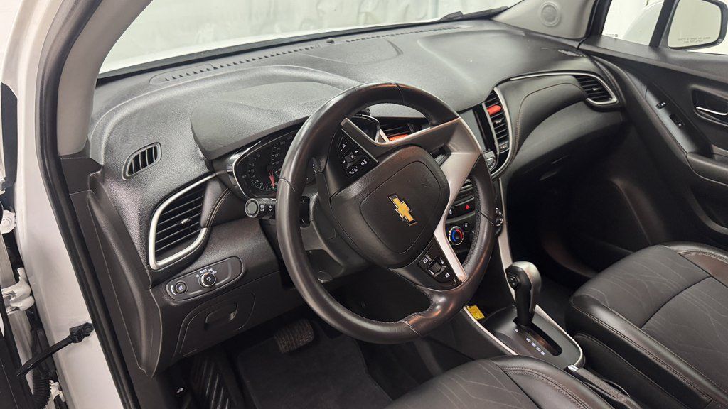 Used 2020 Chevrolet Trax LT w/ LT Convenience Package FWD image 14