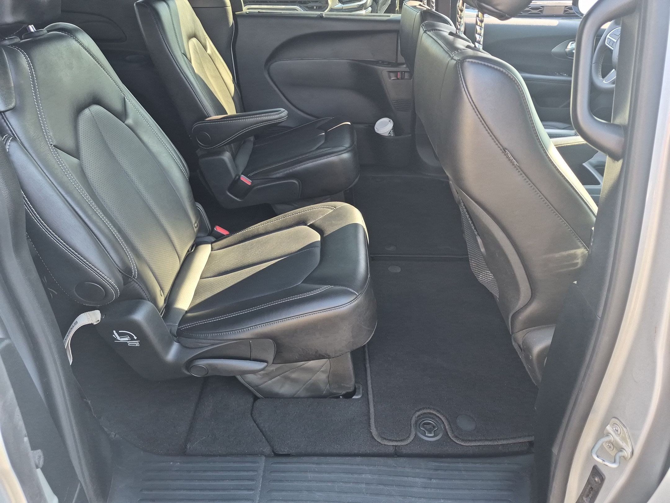Used 2026 Chrysler Pacifica Select FWD image 31
