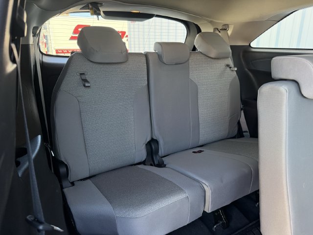 Used 2025 Toyota Sienna LE FWD image 32