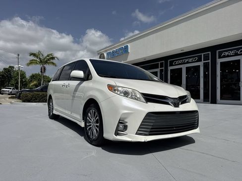 Used 2020 Toyota Sienna XLE w/ XLE Navigation Package FWD image 30