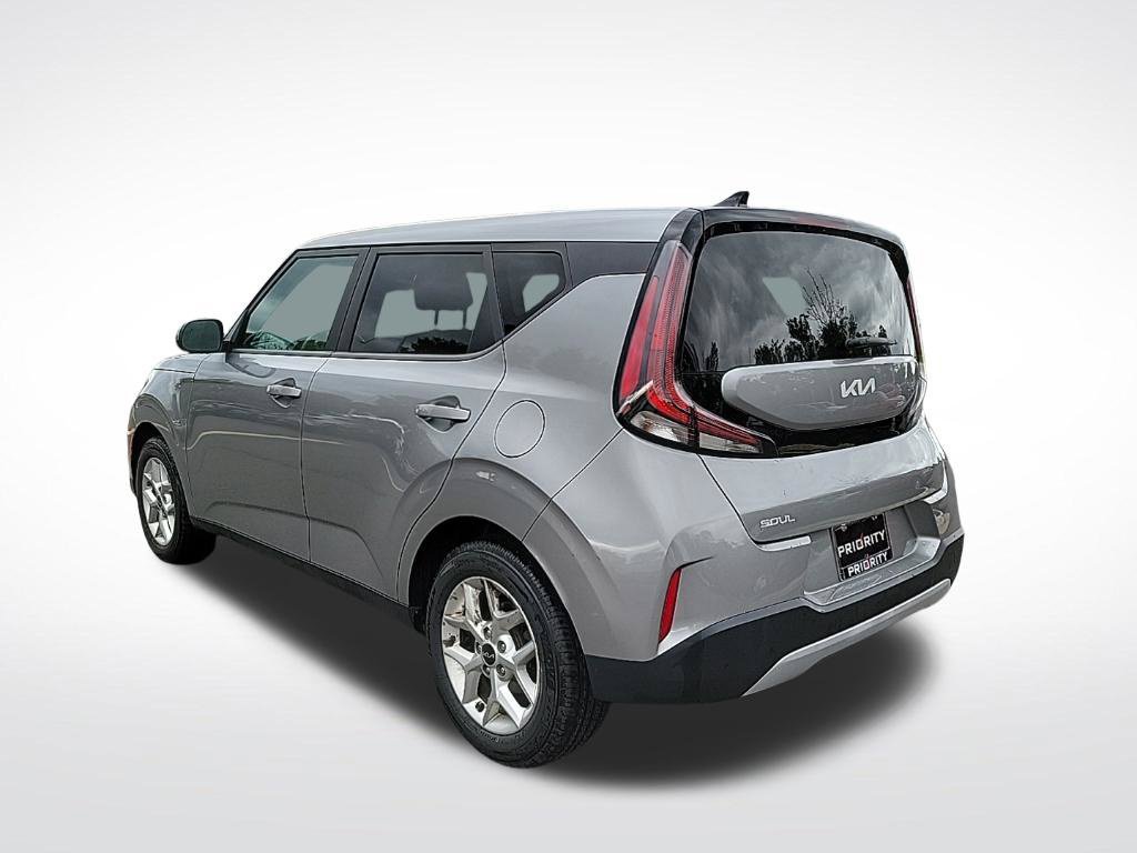 Used 2023 Kia Soul LX w/ LX Technology Package FWD image 3