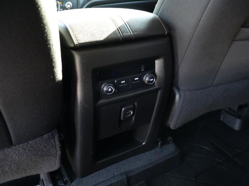 Used 2021 Chevrolet Traverse LT image 19