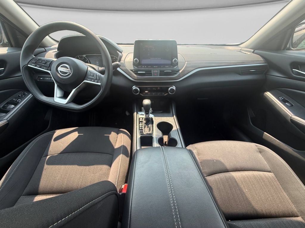 Used 2025 Nissan Altima 2.5 SV FWD image 24