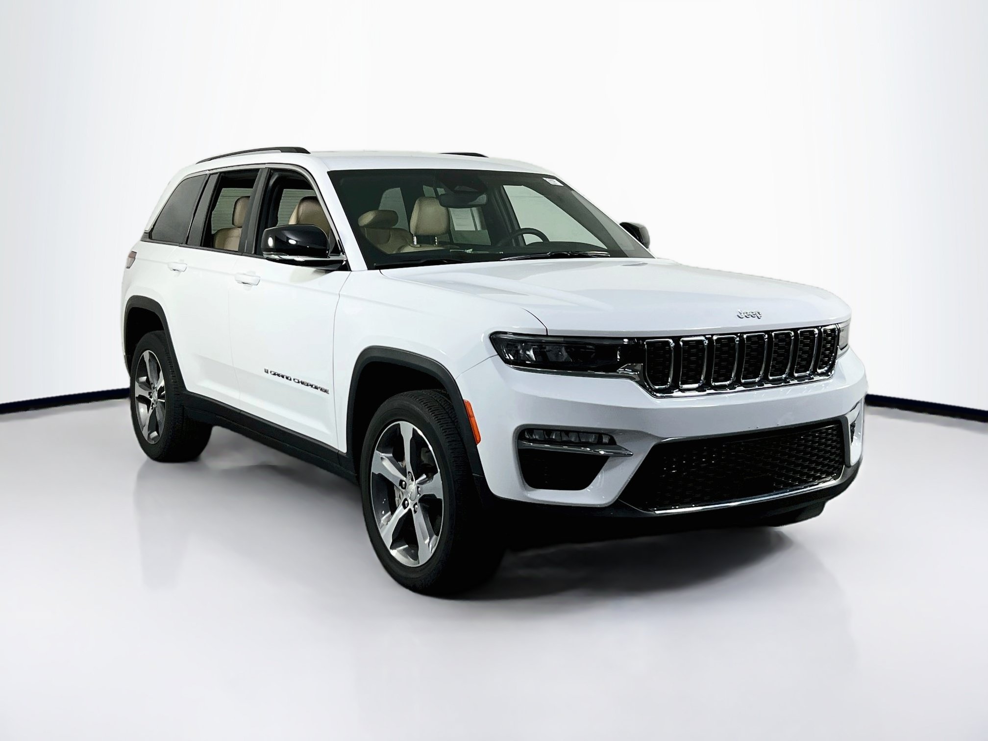 Used 2023 Jeep Grand Cherokee Limited AWD/4WD image 3