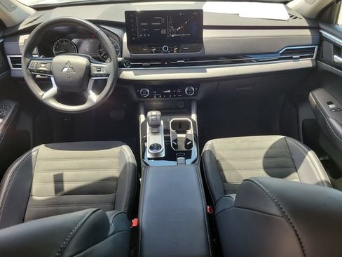 Used 2025 Mitsubishi Outlander SE FWD image 17