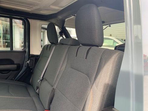 Used 2025 Jeep Wrangler Unlimited Sahara image 17