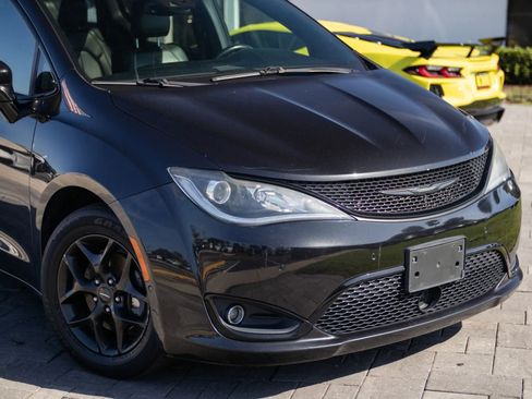 Used 2019 Chrysler Pacifica Touring-L w/ Advanced Safetytec Group FWD image 3