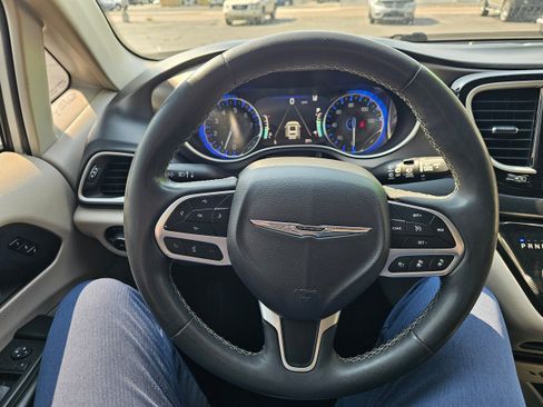 Used 2022 Chrysler Pacifica Touring-L FWD image 10