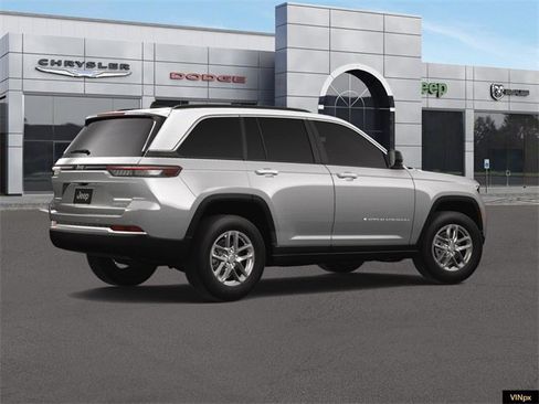 Used 2024 Jeep Grand Cherokee Laredo X image 8