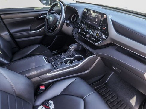 Used 2020 Toyota Highlander XLE image 31