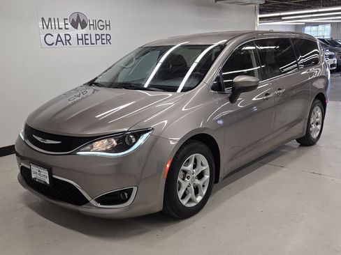 Used 2017 Chrysler Pacifica Touring Plus w/ Tire & Wheel Group FWD image 14