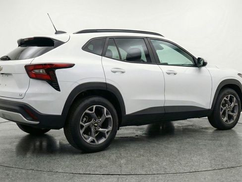 Used 2025 Chevrolet Trax LT w/ LT Convenience Package image 9