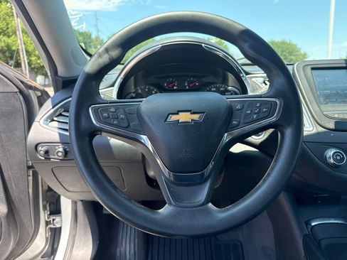 Used 2018 Chevrolet Malibu LT FWD image 3