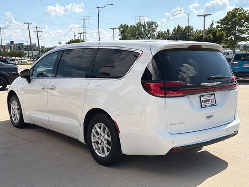 Used 2023 Chrysler Pacifica Touring-L FWD image 6