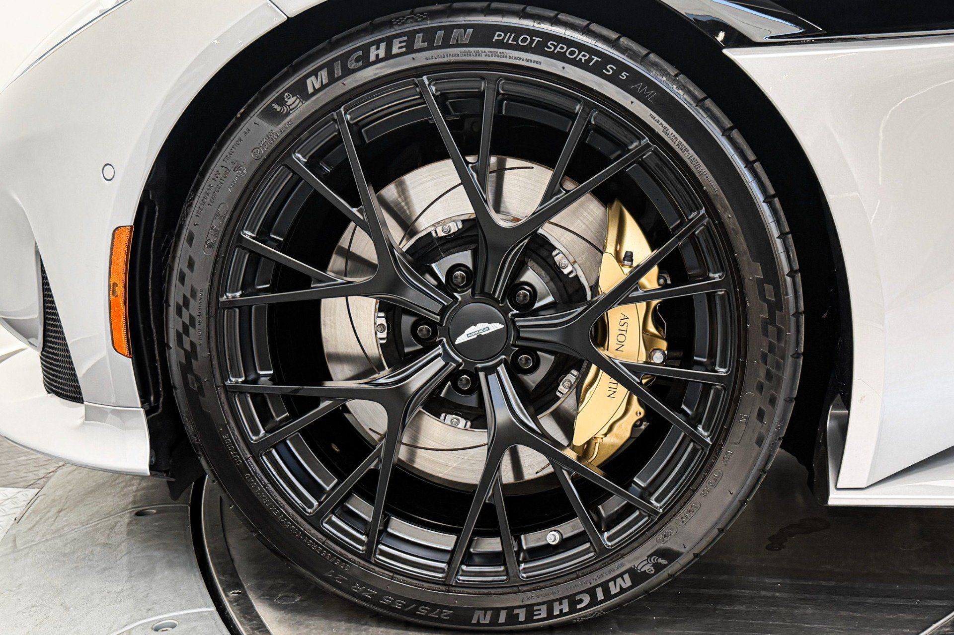 Used 2025 Aston Martin DB12 Convertible RWD image 10