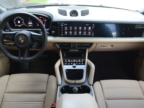 Certified 2025 Porsche Cayenne Coupe image 12