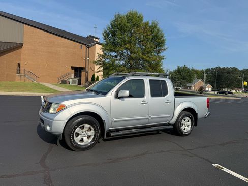 Used 2007 Nissan Frontier LE w/ Leather Pkg AWD/4WD image 2