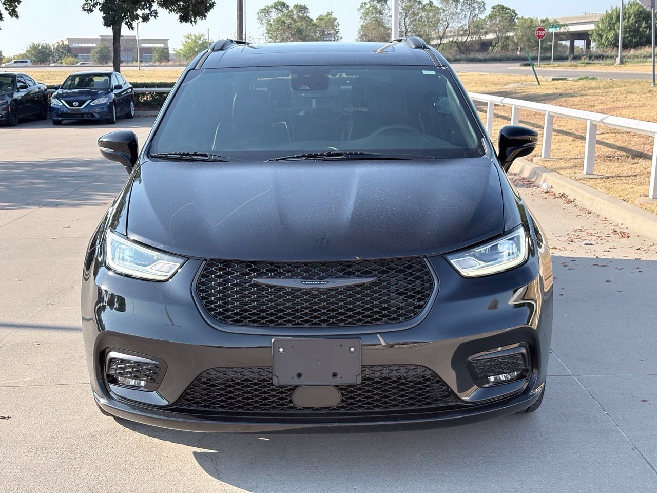 Used 2025 Chrysler Pacifica Limited FWD image 2