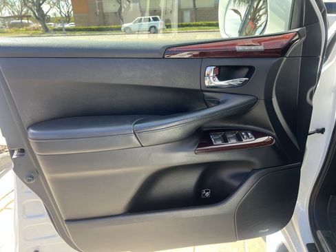 Used 2013 Lexus LX 570 4WD w/ Luxury Pkg image 11