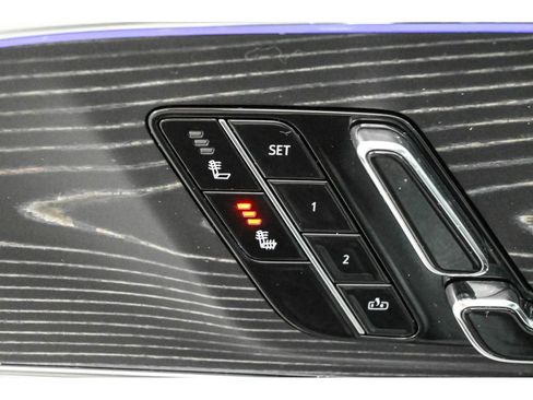 Certified 2024 Cadillac Lyriq Luxury AWD/4WD image 33