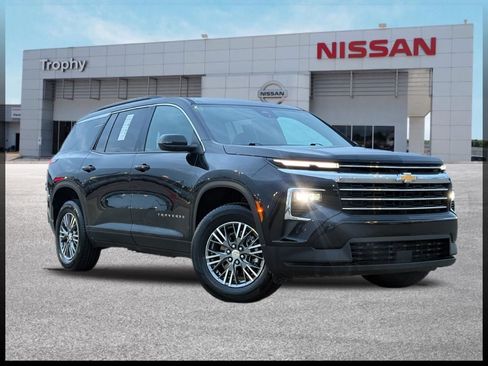 Used 2025 Chevrolet Traverse LT image 1