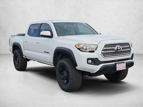 Used 2017 Toyota Tacoma TRD Off-Road AWD/4WD image 3