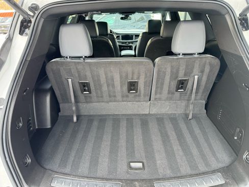 Used 2023 Buick Enclave Essence image 14