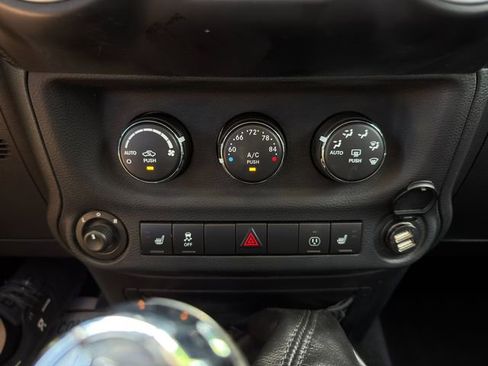 Used 2014 Jeep Wrangler Unlimited Rubicon w/ Connectivity Group AWD/4WD image 20