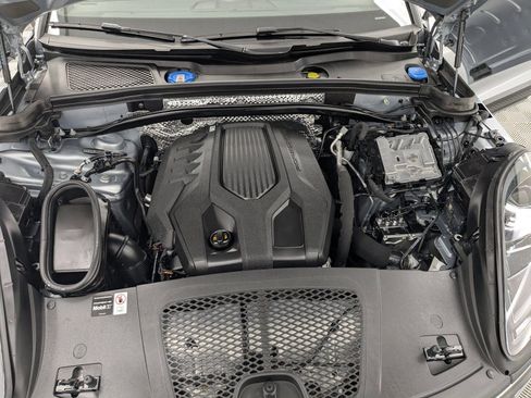 Certified 2025 Porsche Macan image 24