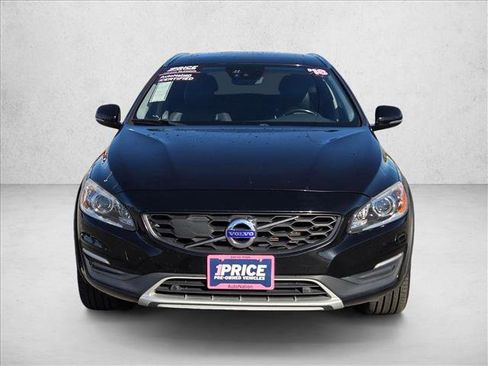 Used 2018 Volvo V60 T5 Cross Country Platinum image 2