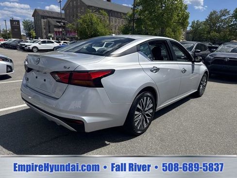 Used 2024 Nissan Altima 2.5 SV FWD image 8