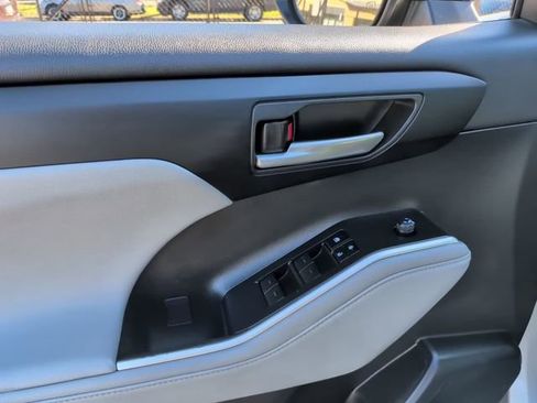 Used 2024 Toyota Highlander XLE image 15