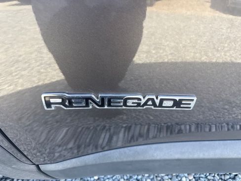 Used 2018 Jeep Renegade Latitude w/ Advanced Technology Group FWD image 10