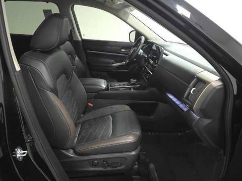 Used 2024 Nissan Pathfinder Platinum w/ Cargo Package AWD/4WD image 9