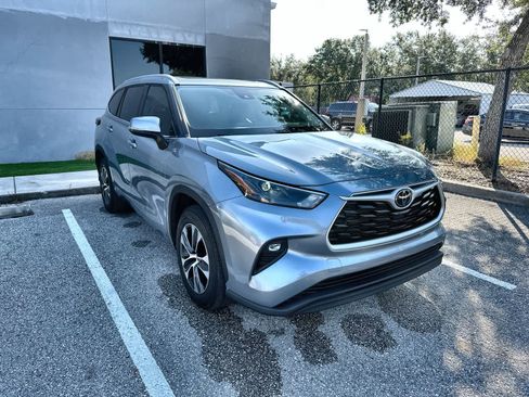 Used 2022 Toyota Highlander XLE FWD image 11
