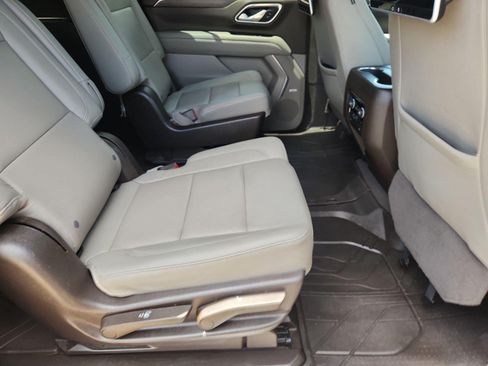 Used 2022 Chevrolet Suburban LT w/ Luxury Package RWD image 28