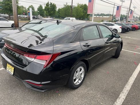 Certified 2023 Hyundai Elantra SE w/ Cargo Package FWD image 4