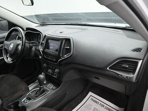 Used 2020 Jeep Cherokee Latitude w/ Cold Weather Group AWD/4WD image 8