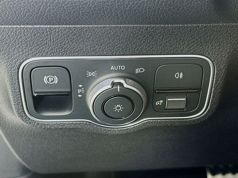 New 2026 Mercedes-Benz GLB 250 image 11